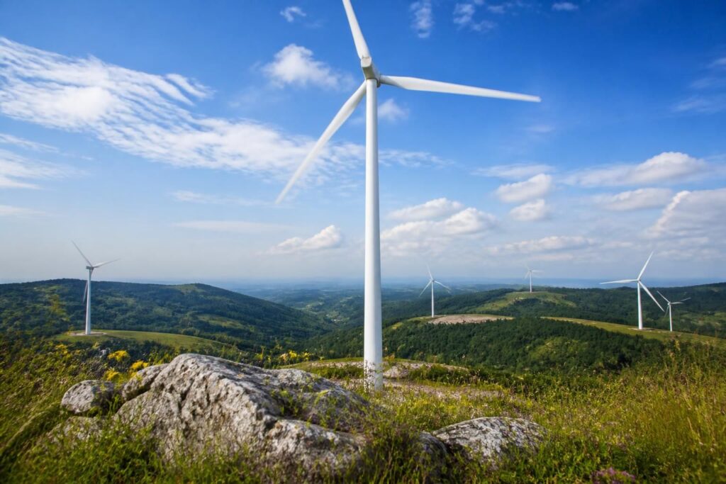 découvrez le projet d'installation éolienne aux monts de lacaune, une initiative durable respectant l'environnement et valorisant la nature locale.