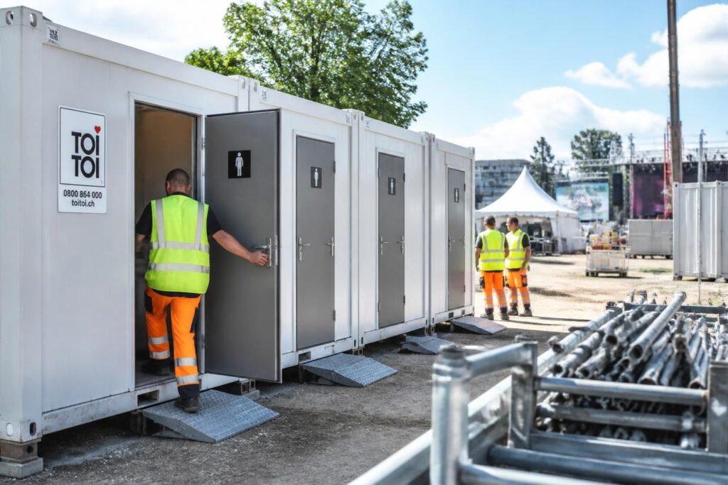 découvrez nos solutions de location de containers sanitaires, idéales pour vos chantiers et événements, alliant praticité, hygiène et confort.